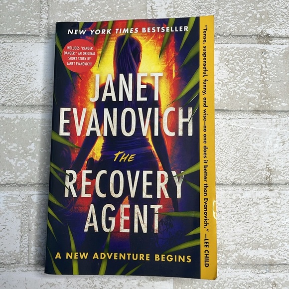 The recovery agent mystery thriller by Janet evanovich - Picture 5 of 9